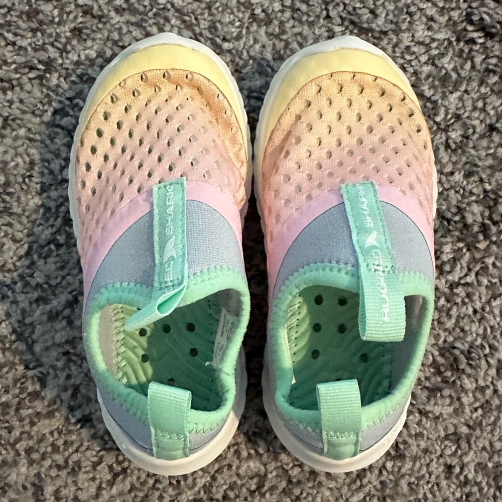 Toddler girl size 7 water shoes Rugged Shark EUC